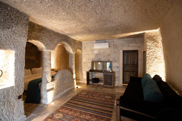 Honeymoon Cave Room with Jacuzzi and Turkish Bath